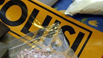 Kuvassa Poliisin takavarikoimia extasy-pillereitä, hashista ja amfetamiiniä. Kuva: Lehtikuva
