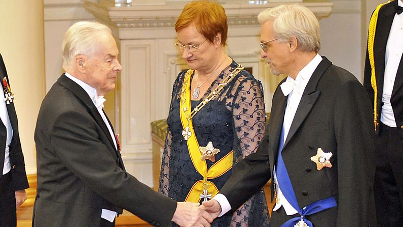 Mannerheim-ristin ritari Tuomas Gerdt aloitti kättelyn itsenäisyyspäivän vastaanotolla presidentinlinnassa 6. joulukuuta 2010.