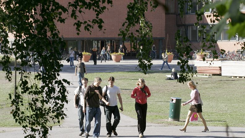 Opiskelijoita tulossa Teknillisen korkeakoulun päärakennuksesta Espoon Otaniemessä 12. syyskuuta 2006.