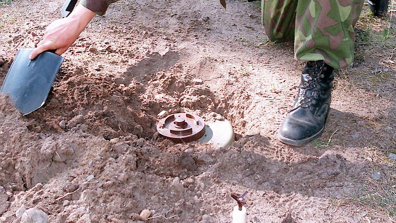 Kuvassa harjoituksissa käytettävä sakaramiina (etualalla) ja panssarimiinana käytettävä telamiina (takana).