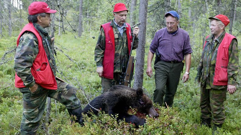 Karhunmetsästäjiä Kiihtelysvaaralla vuonna 2003. 