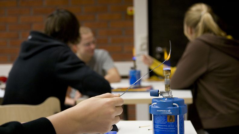 Lauttasaaren yhteiskoulun LYK:n 15-vuotiaat 9-luokkalaiset opiskelevat fysiikkaa luonnontieteiden luokassa.