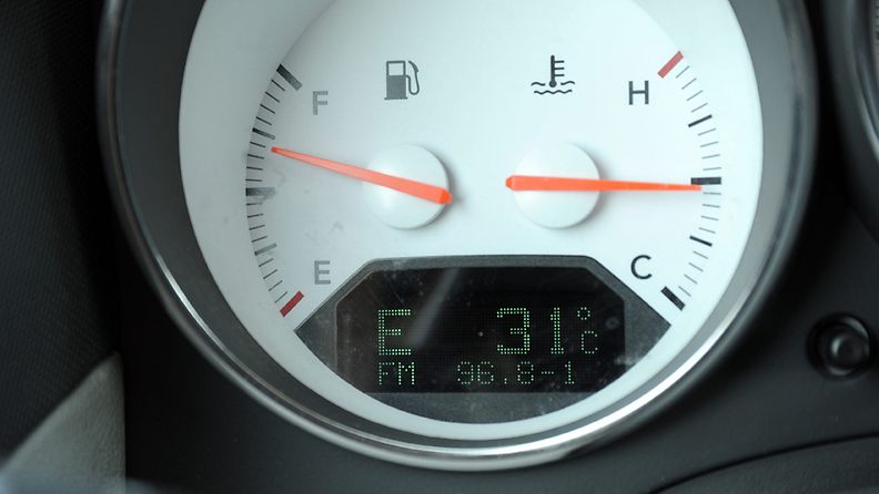 Auton lämpötilamittari näytti iltapäivällä 31 astetta Espoossa 13. heinäkuuta 2010.