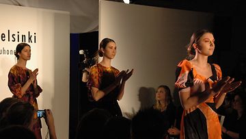 Paola Suhonen haki syksyn ja talven 2012 mallistoon kimmoketta 70-luvun boheemeista illanistujaisista.  Kuva: Heidi Lehmuskumpu 