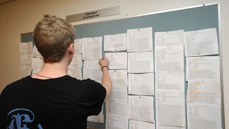 Nuori mies tutkii ilmoitustaulua työnhakukeskuksessa Helsingissä 27. heinäkuuta 2010.