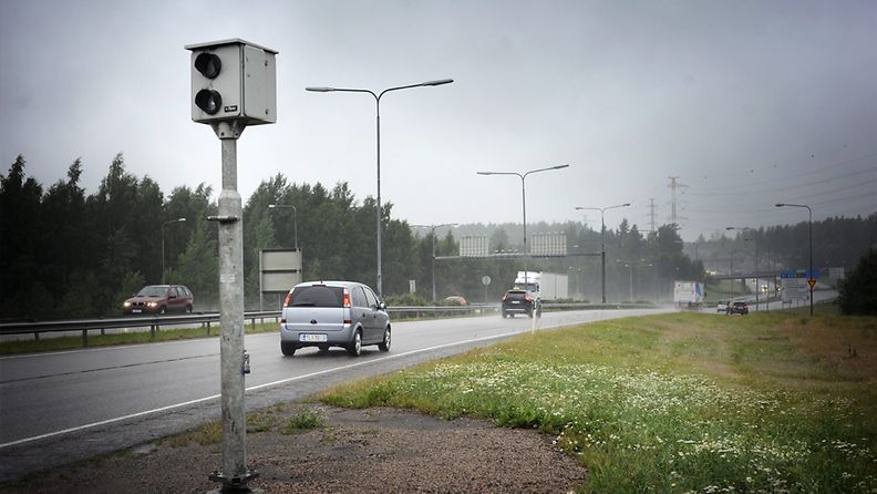 Nopeusvalvontakamera Kehä III:lla Vantaalla, 15. heinäkuuta 2011.