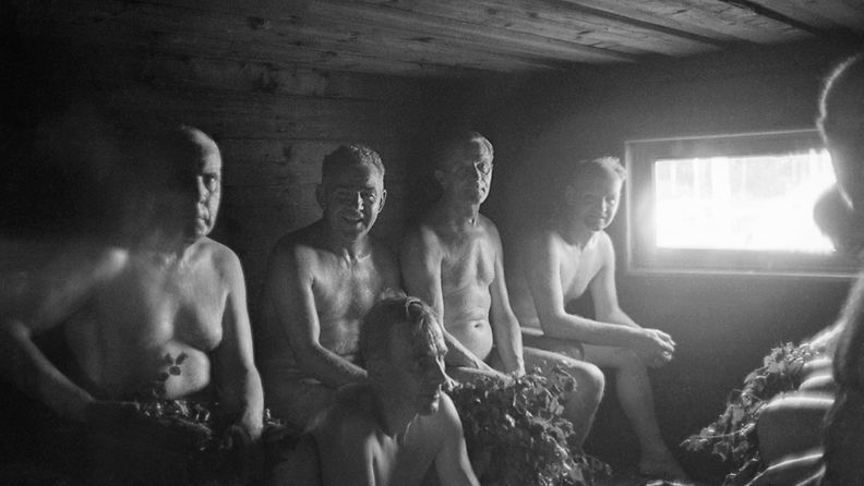 Saunojia kansainvälisen saunakongressin aikana Suomessa vuonna 1958. Kuva: Lehtikuva