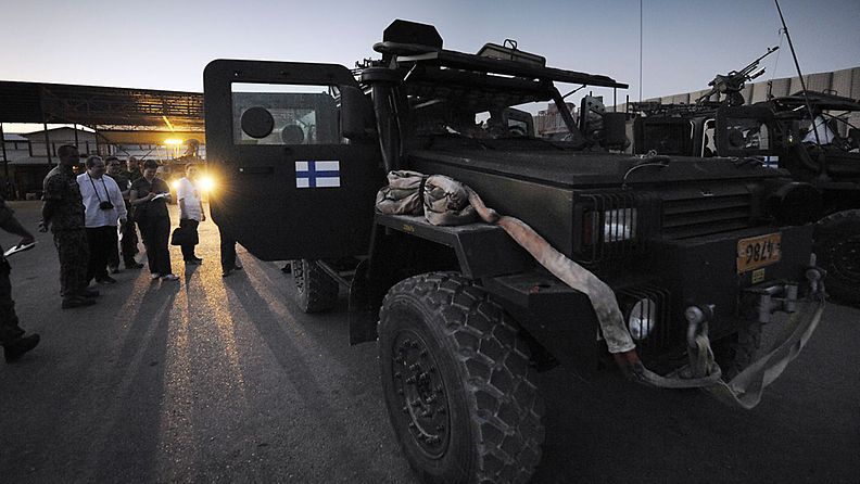 Suomalaista sotilaskalustoa ruotsalais-suomalaisssa Camp Northern Lightsissa Mazar-e-Sharifissa Pohjois-Afganistanissa 10. kesäkuuta 2010.