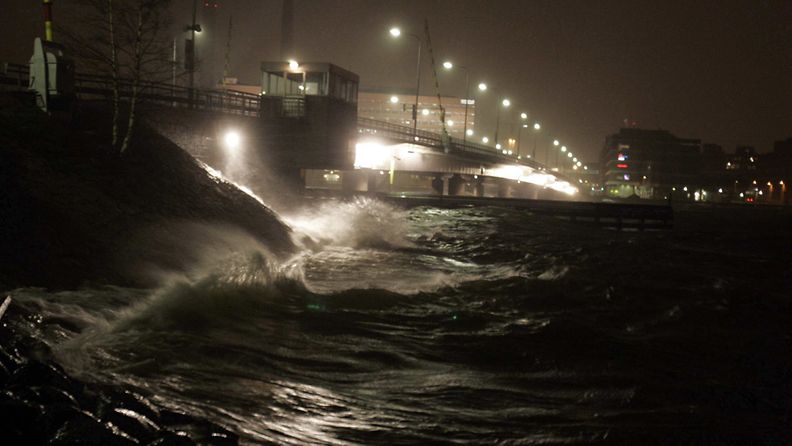 Vuonna 2004 Rafael-myrsky paiskoi aaltoja Lauttasaaren sillankupeessa. Kuva: Lehtikuva