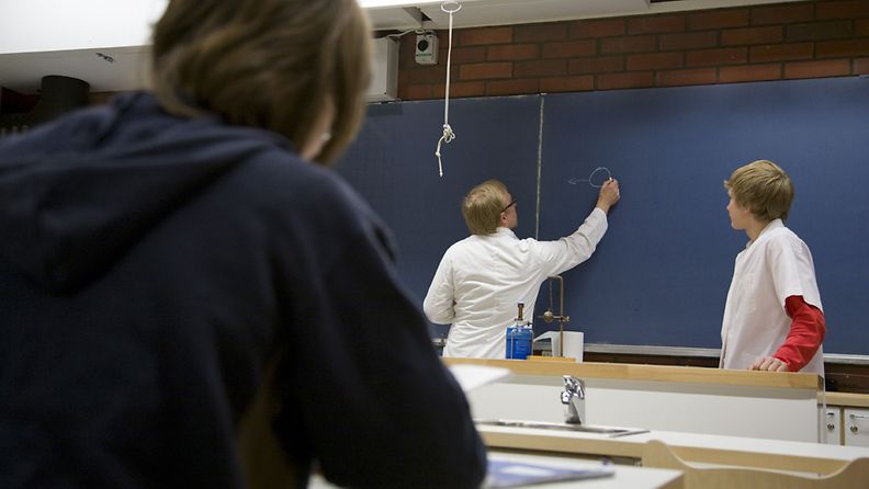 Lauttasaaren yhteiskoulun LYK:n 15-vuotiaat 9-luokkalaiset opiskelevat fysiikkaa luonnontieteiden luokassa. 