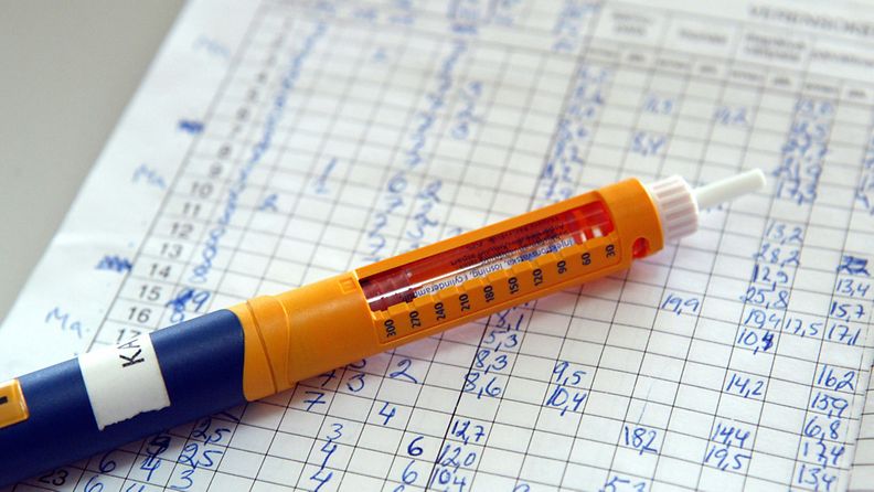  Insuliini-piikki ja verensokeriarvojen mittaustuloksia
