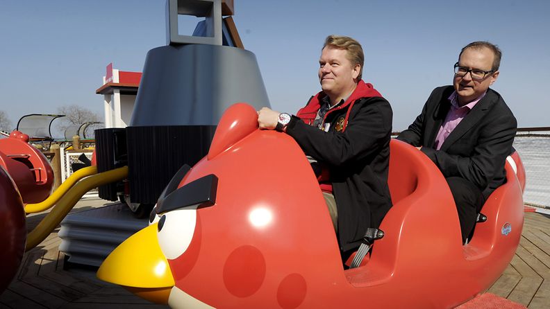 Rovion myyntijohtaja Harri Koponen (vas.) ja Särkänniemen toimitusjohtaja Miikka Seppälä esittelevät Angry Birds Land -aluetta Särkänniemen Elämyspuistossa Tampereella