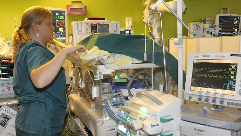 Sairaanhoitaja hoitaa 25-viikkoista keskosta lastenklinikan evakossa olevalla vastasyntyneiden teho-osastolla Helsingissä 27. heinäkuuta 2012.  