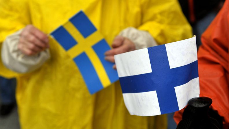 Suomen ja Ruotsin liput Victoriantorin vihkiäisissä Ruotsin kruununprinsessa Victorian vierailun aikana 22. syyskuuta 2011. 