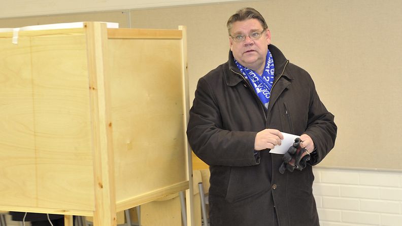 Perussuomalaisten puheenjohtaja Timo Soini äänestää Iivisniemen koululla Espoossa 28. lokakuuta 2012.