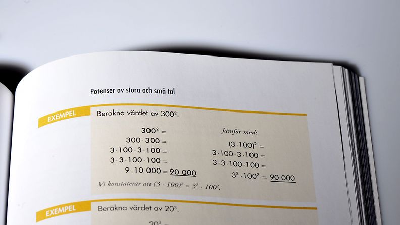 Ote ruotsinkielisestä matematiikan oppikirjasta.