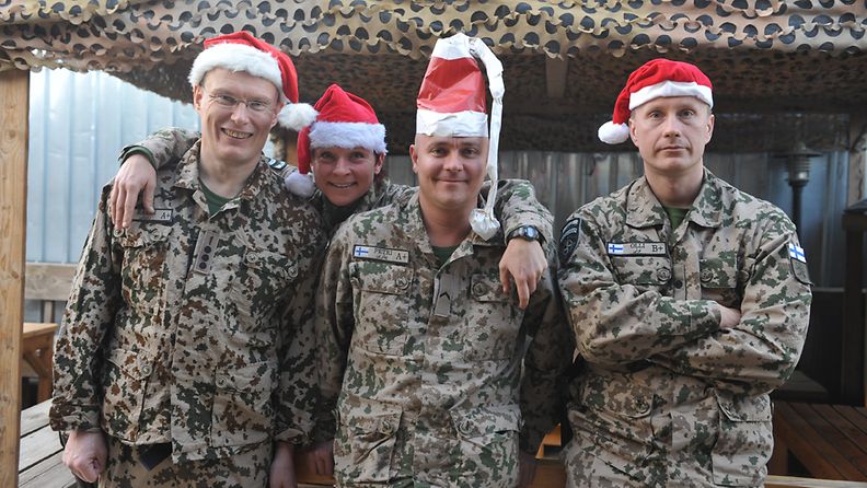 Afganistannin suomalaiset rauhanturvaajat toivottavat hyvää joulua. Kuva on otettu 22. joulukuuta 2012. Kuva julkaistaan rauhanturvaajien blogissa kuvatekstillä "Hyvää joulua kaikille toivoo tonttutomerat!".