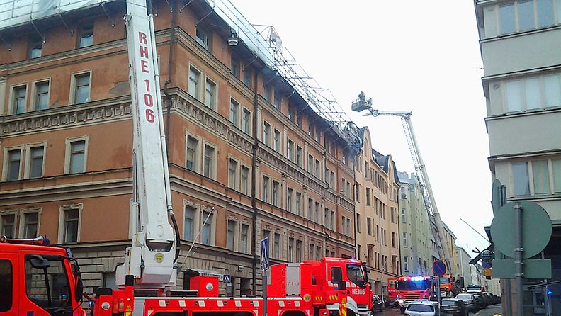 Katto paloi Punavuoressa Helsingissä 20.5.2013.