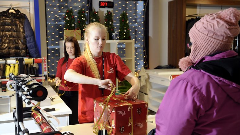 Anna Ylöstalo paketoi viime hetken jouluostoksia hiljaisessa Helsingin Sokoksessa aattona 24. joulukuuta 2012. 
