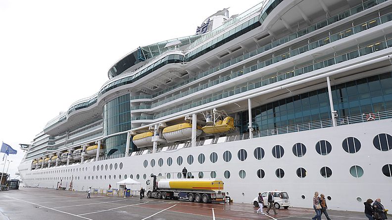 Royal Caribbean Cruises -varustamon risteilyalus Jewel of the Seas Helsingin Länsisatamassa viime vuonna.