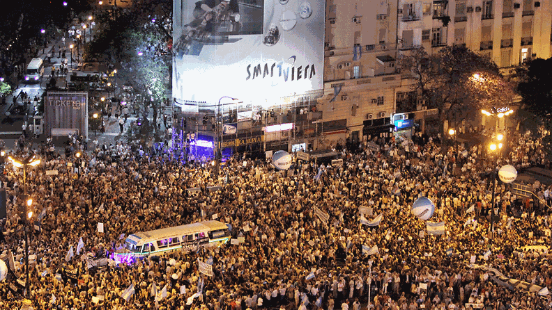 Mielenosoituksia eilisillalta Buenos Airesissa, Argentina,