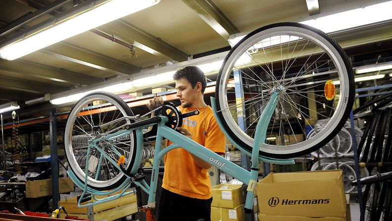 Nyt näyttää jo valmiimmalta. Andreas Sundström kokoaa Jopo-polkupyöriä Helkaman tehtaalla Hangossa.
