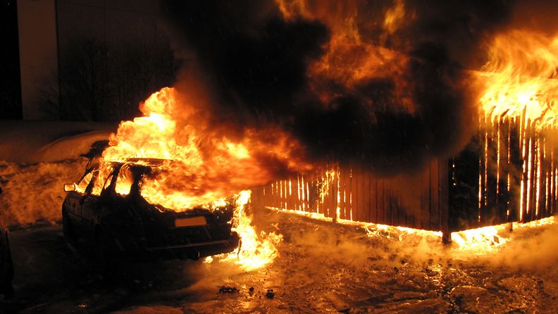 Roskakatospalo sytytti myös kaksi henkilöautoa Jyväskylässä 5.1. 2012. Kuva: Keski-Suomen pelastuslaitos