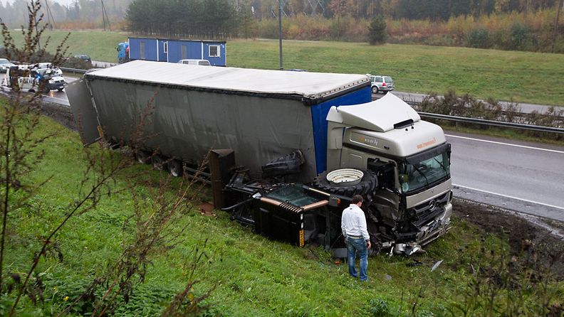 Rekka-auton ja traktorin onnettomuus Vantaalla 1. lokakuuta 2012.