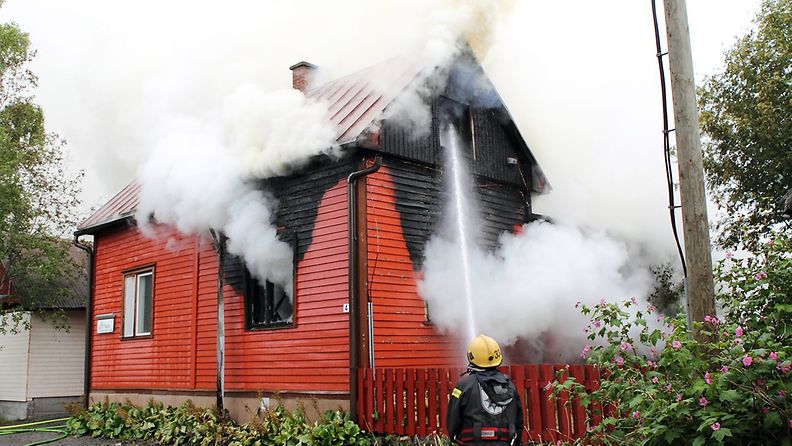 Tulipalo tuhosi omakotitalon Pietarsaaressa juhannuksena 24. kesäkuuta 2011. Kuva: Lehtikuva.fi