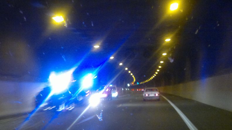 Onnettomuus katkaisi liikenteen 25.9 Helsinki-Turku -moottoritiellä 45 minuutiksi. (Lukijan kuva)