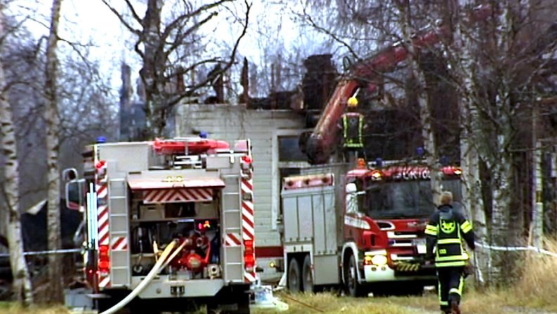 Kaksi lasta kuoli vanhan koulurakennuksen tulipalossa Tyrnävällä. Taloa epäillään tahallaan sytytetyksi.  Kuva napattu MTV3 Uutisten videomateriaalista. 
