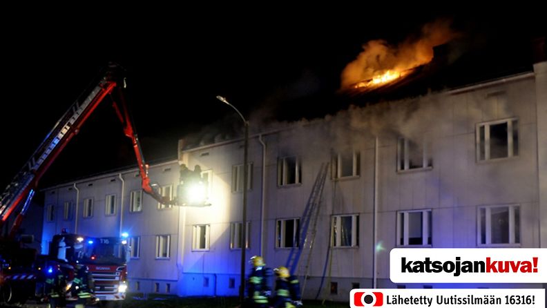 Tampereen Nekalassa syttyi illalla uhkaava kerrostalopalo. Kuva: Jari Behm 