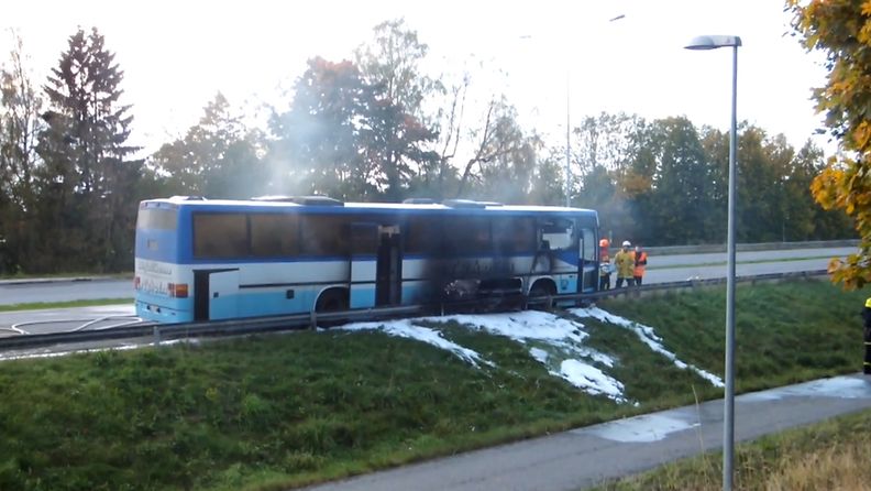 Bussi syttyi liekkeihin Turussa 9.10.2012. Kuva: Marco Hakala.