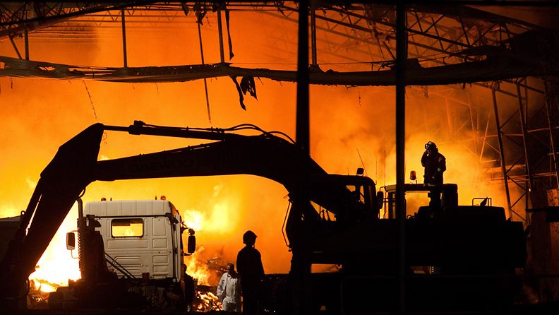Teollisuushalli paloi Helsingin Konalassa 23.10.2011. Palo levitti runsaasti savua ympäristöön ja alueen asukkaita kehotettiin laittamaan ikkunat kiinni. Kuvaaja: Lassi Rinne