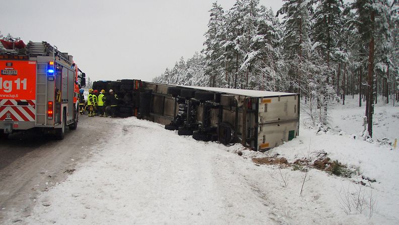 Liharekalle sattunut onnettomuus katkaisi liikenteen valtatiellä 25 maanantaina 23. tammikuuta 2012.