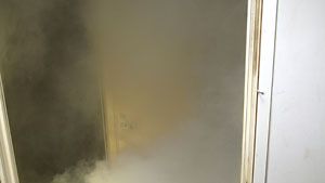 porraskäytävään tupruaa savua asuntopalosta. (Lehtikuva)