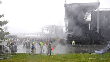Yllättäen noussut myräkkä keskeytti Sonisphere-festivaalin esitykset 8. elokuuta 2010 Porissa.
