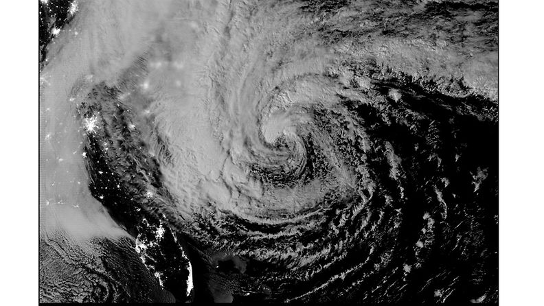 Suomi-satelliitti nappasi Sandy-myrskystä kuvan Atlantilla 28. lokakuuta. 