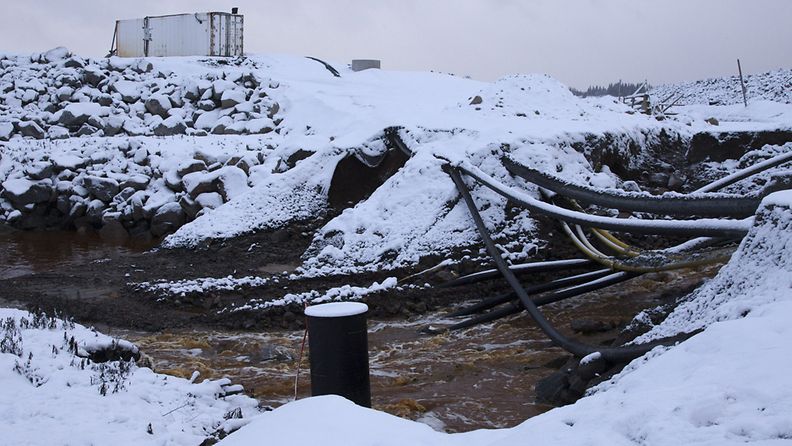 Kipsisakka-altaan eteläistä vuotokohtaa saatiin pienennettyä Talvivaarassa 8. marraskuuta 2012. 