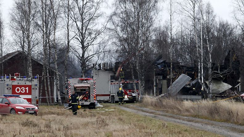 Kaksi lasta kuoli vanhan koulurakennuksen tulipalossa Tyrnävällä. Taloa epäillään tahallaan sytytetyksi. 