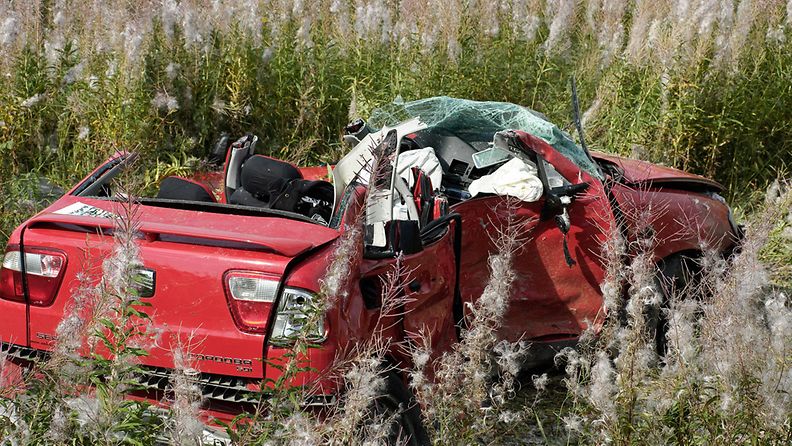 Kuusi ihmistä kuoli Joensuun Enossa tapahtuneessa henkilöauton ja puutavarekan välisessä yhteenajossa 14. elokuuta 2010. Kuvassa kolarissa pahoin vaurioitunut henkilöauto.