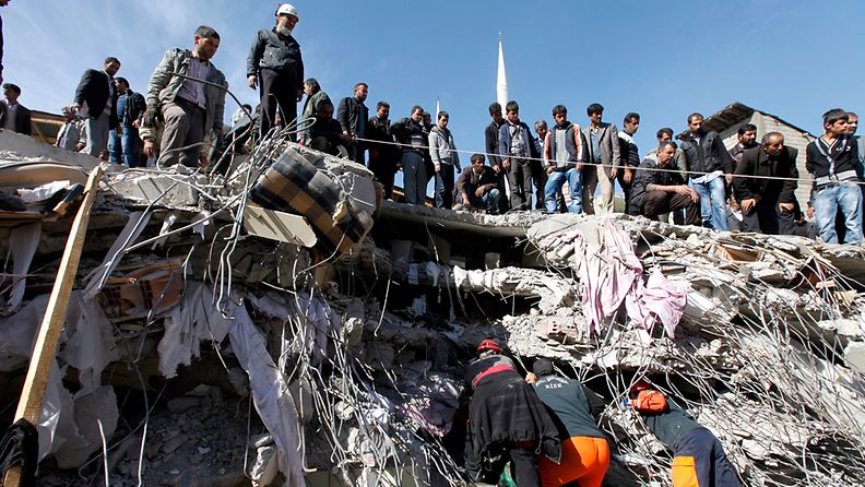 Pelastajatyöntekijät etsivät raunioista eloonjääneitä Ercis-kaupungissa Turkin itäosassa.