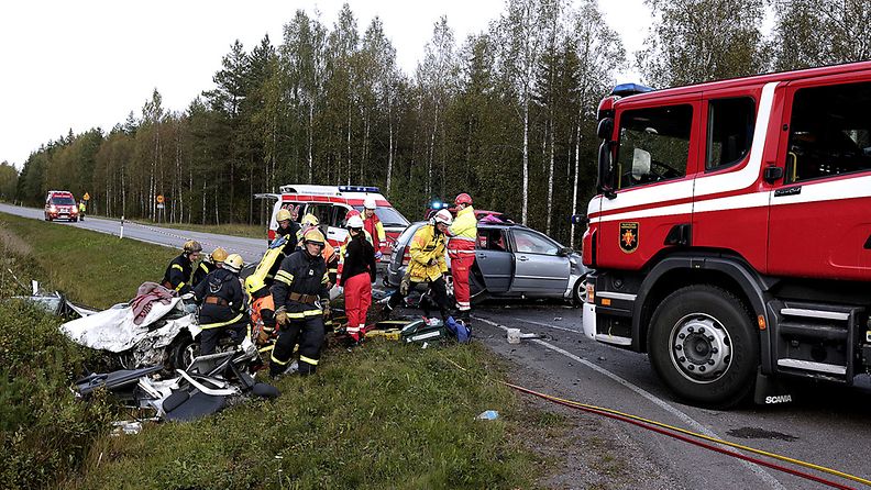 Viisi henkilöä loukkaantui vakavasti kahden henkilöauton kolarissa Maalahdessa Pohjanmaalla. 
