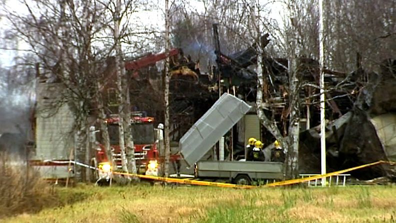 Kaksi lasta kuoli vanhan koulurakennuksen tulipalossa Tyrnävällä. Taloa epäillään tahallaan sytytetyksi.  Kuva napattu MTV3 Uutisten videomateriaalista. 