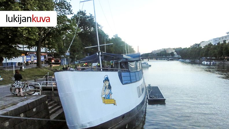 Ravintolalaiva Katarina täyttyi vedellä Turussa 27. heinäkuuta 2012.
