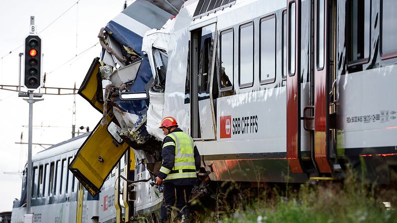 Kaksi lähijunaa törmäsi toisiinsa asemalla Länsi-Sveitsissä. Onnettomuudessa loukkaantui 35 ihmistä, joista viisi vakavasti. 