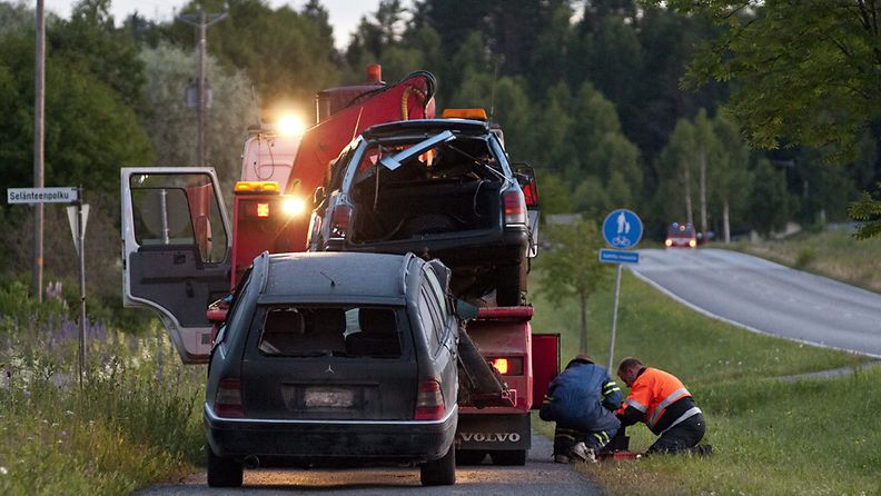 Kahden henkilöauton välisessä kolarissa Tohmajärvellä, Pohjois-Karjalassa, neljä matkustajaa kuoli ja kaksi loukkaantui, tiistai-iltana 5. heinäkuuta, 2011.  