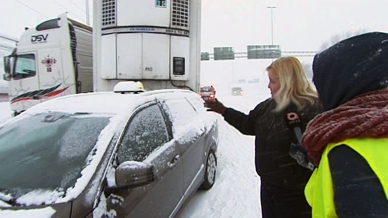 Taksinkuljettaja Marja-Liisa Tuhkanen sai rekan peräänsä.