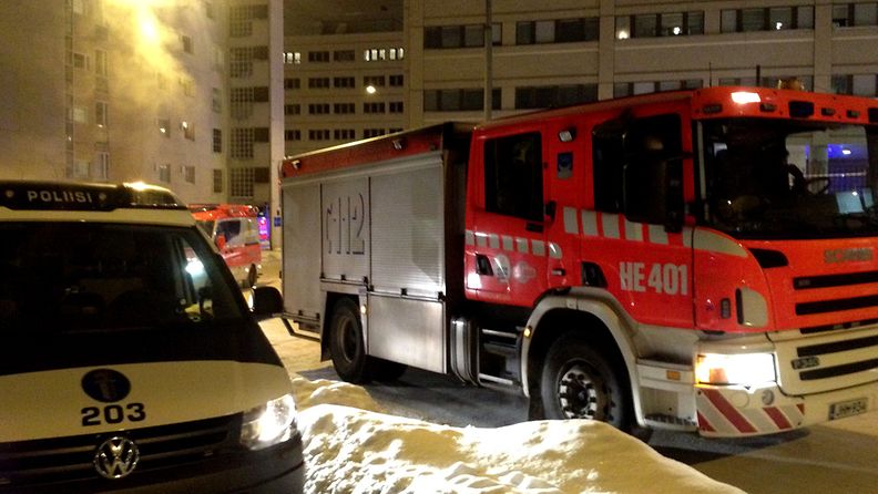 Useita paloautoja saapui sammuttamaan sellipaloa Helsingin Pasilan poliisitalolle.