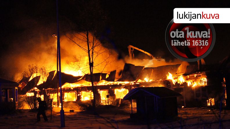 Suuri varastorakennus syttyi palamaan iltapäivällä Loimaalla Varsinais-Suomessa 15. joulukuuta 2012. Kuvat: Simo Päivärinta